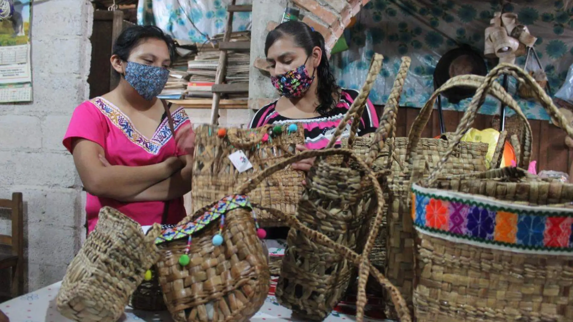 Mujeres de Papatlazolco convierten el lirio acuático en fuente de ingresos